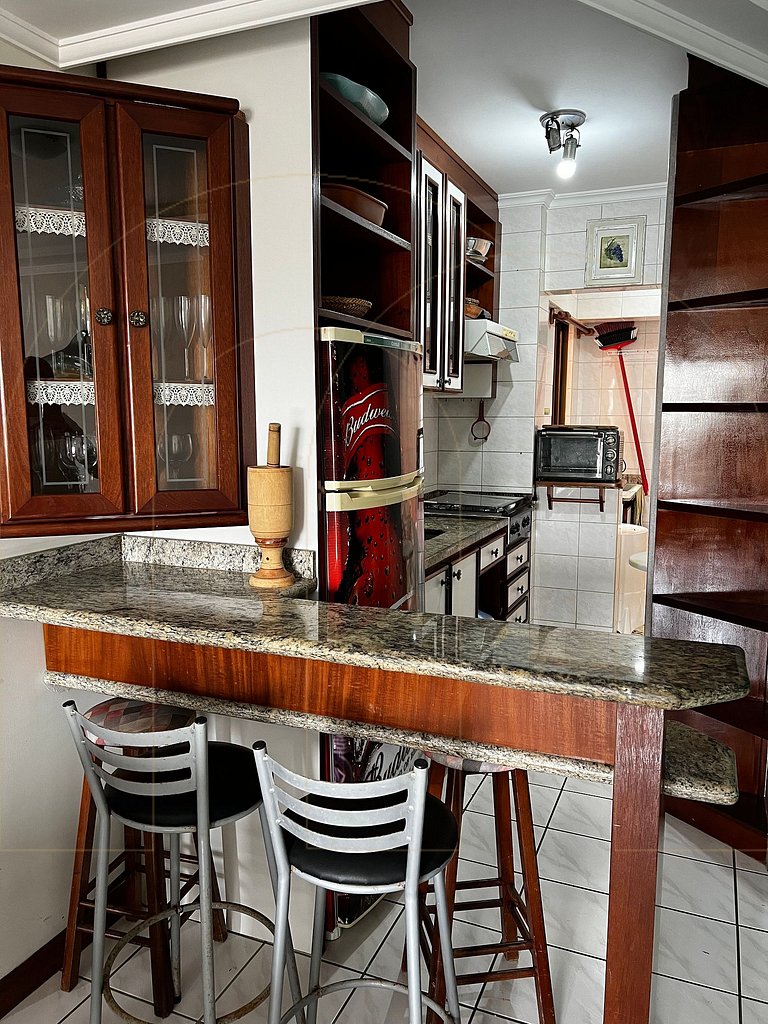 Apartamento 2 dormitórios prox. do mar em Bombas