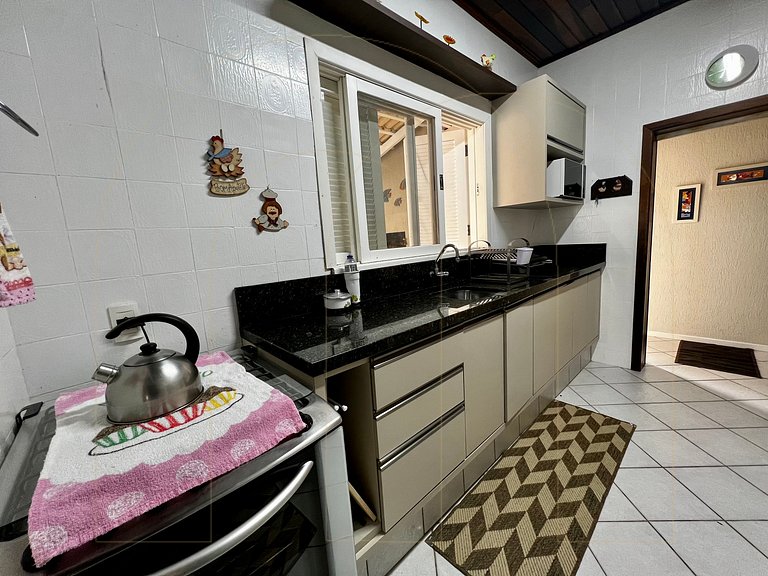 Casa 04 quartos 100 mt da Avenida em Bombas