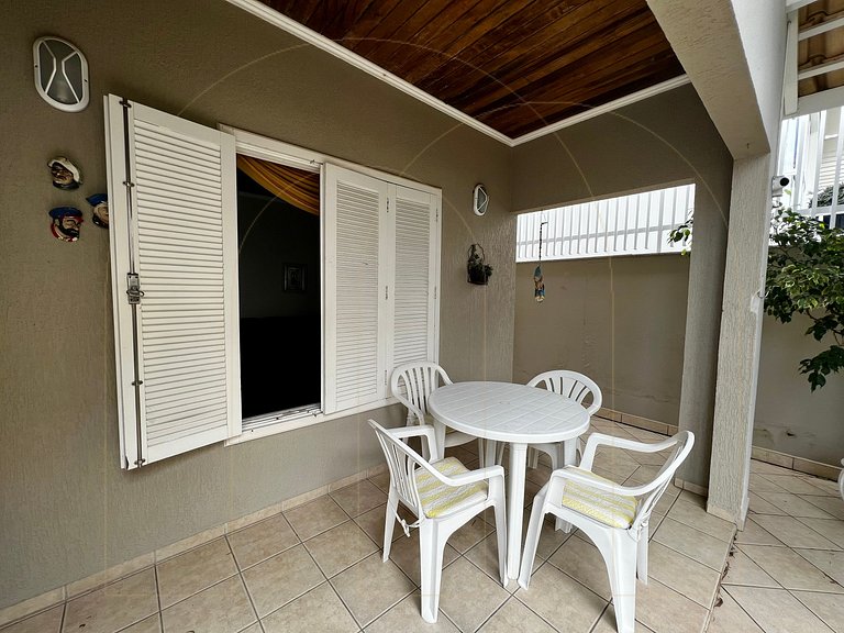 Casa 04 quartos 100 mt da Avenida em Bombas