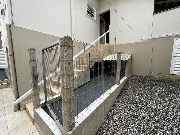 Casa 04 quartos 100 mt da Avenida em Bombas