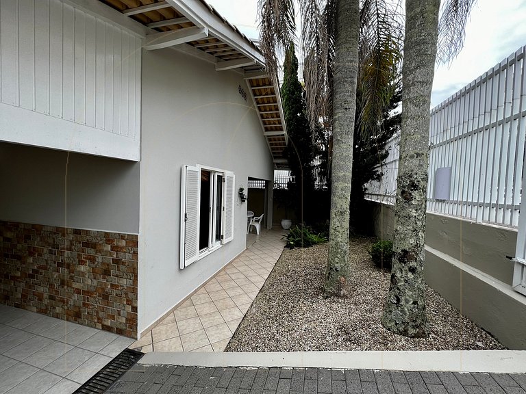 Casa 04 quartos 100 mt da Avenida em Bombas