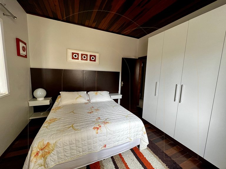 Casa 04 quartos 100 mt da Avenida em Bombas