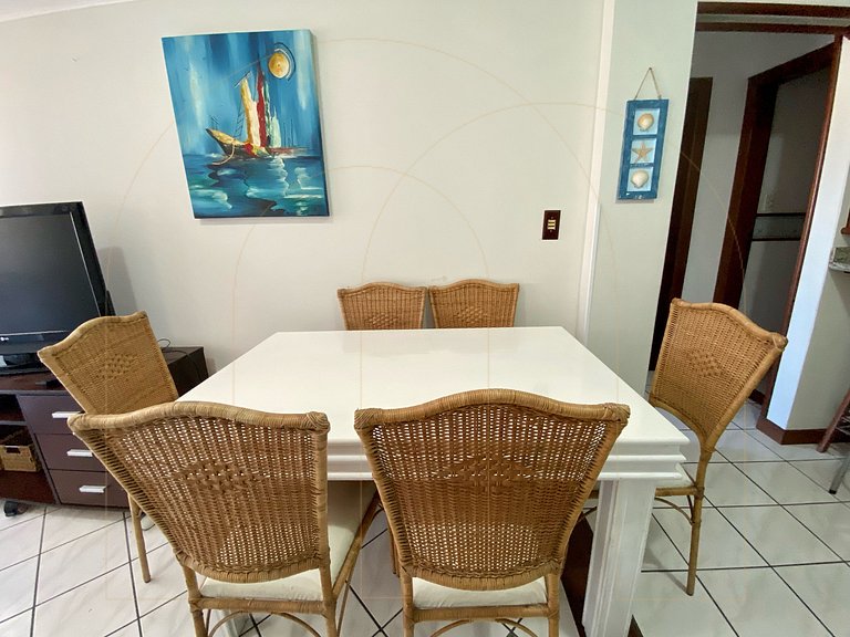 Apartamento 2 dormitórios prox. do mar em Bombas