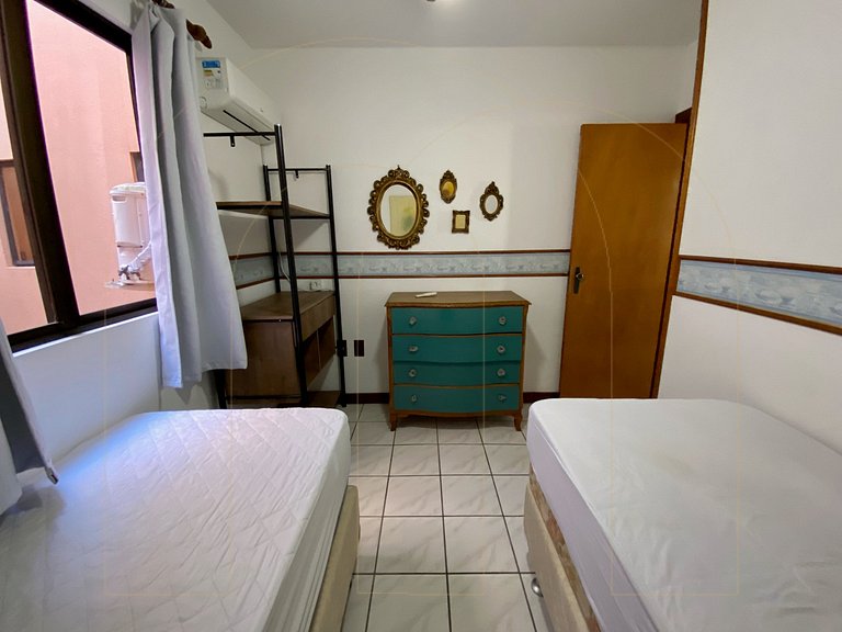 Apartamento 2 dormitórios prox. do mar em Bombas