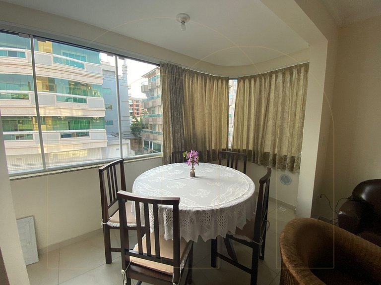 Apartamento 2 dormitorios com ar condicionado, 50 metros da