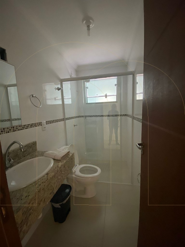 Apartamento 2 dormitorios com ar condicionado, 50 metros da