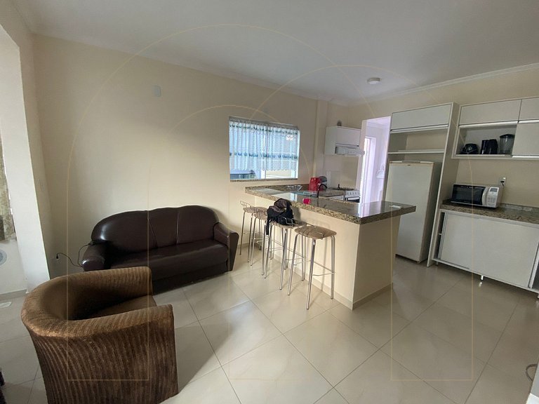 Apartamento 2 dormitorios com ar condicionado, 50 metros da