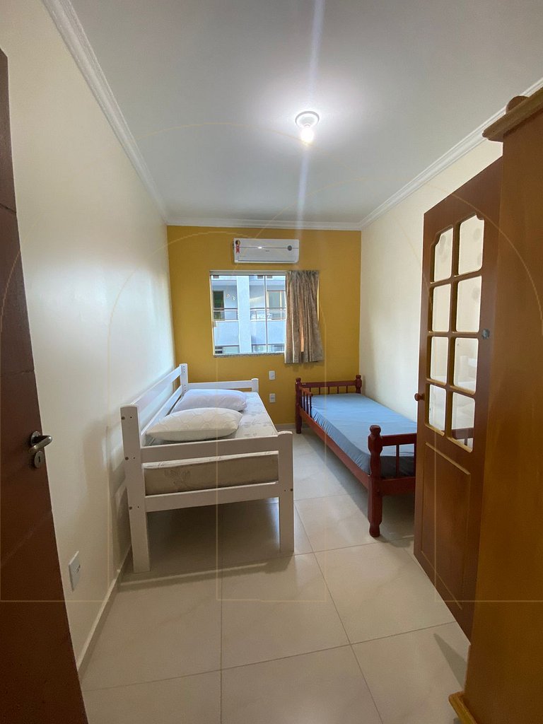 Apartamento 2 dormitorios com ar condicionado, 50 metros da