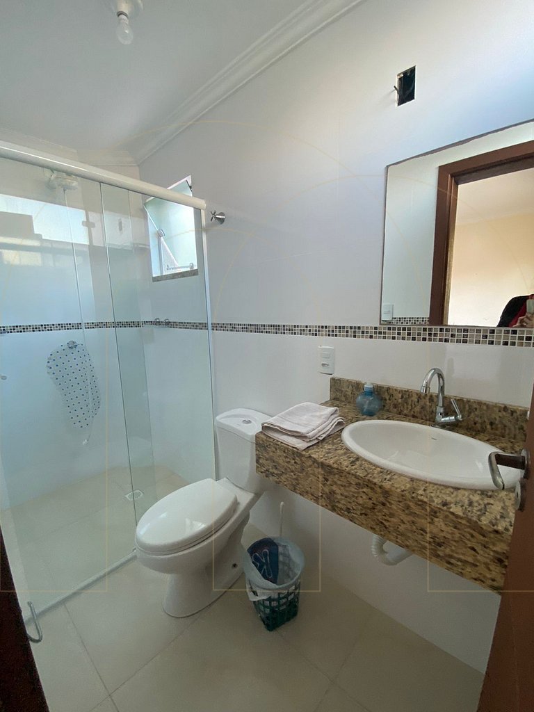 Apartamento 2 dormitorios com ar condicionado, 50 metros da