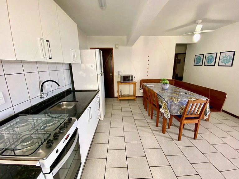 Apartamento 2 dormitórios com vista mar.
