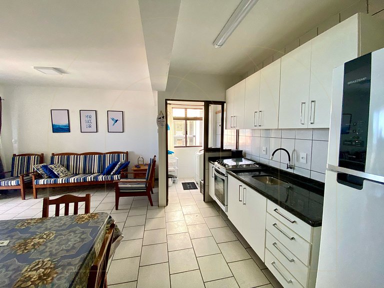 Apartamento 2 dormitórios com vista mar.