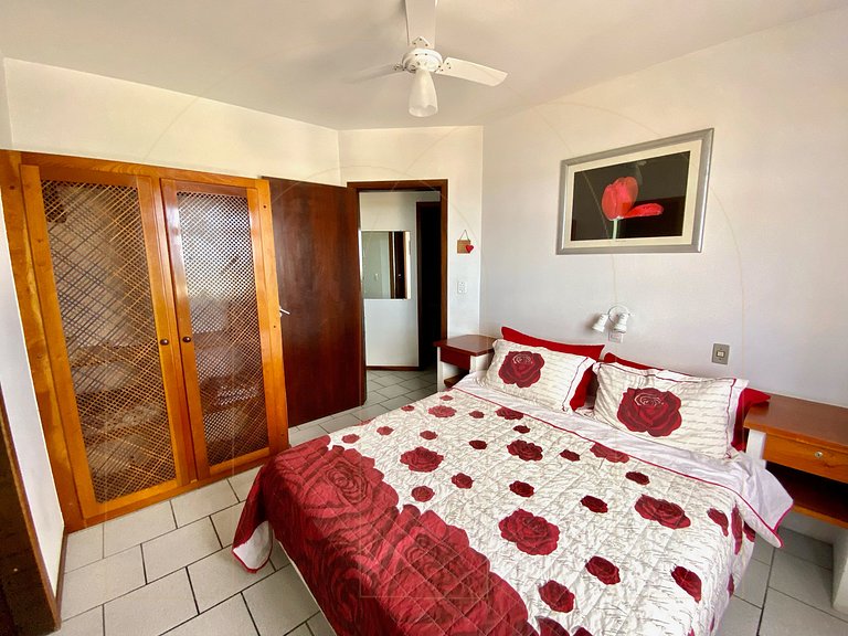 Apartamento 2 dormitórios com vista mar.