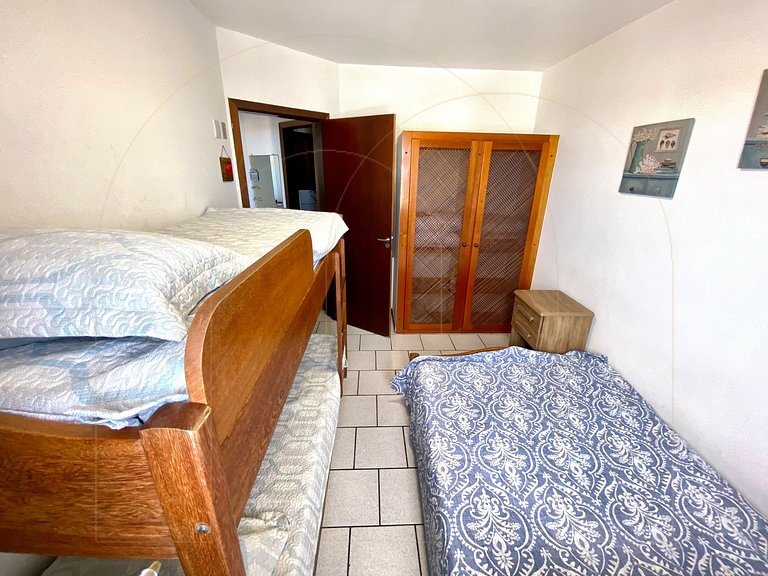 Apartamento 2 dormitórios com vista mar.