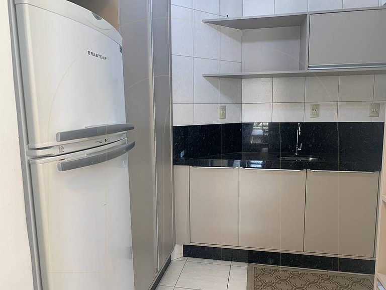 Apto mobiliado de 2 quartos na Av. Leopoldo Zarling