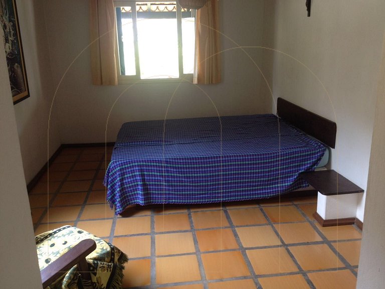 Casa no costão de bombas, 50 metros da praia.