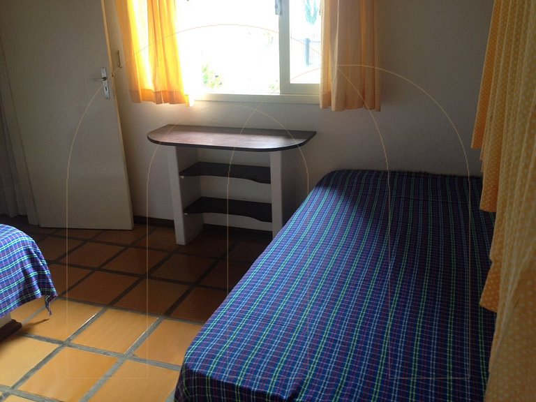 Casa no costão de bombas, 50 metros da praia.