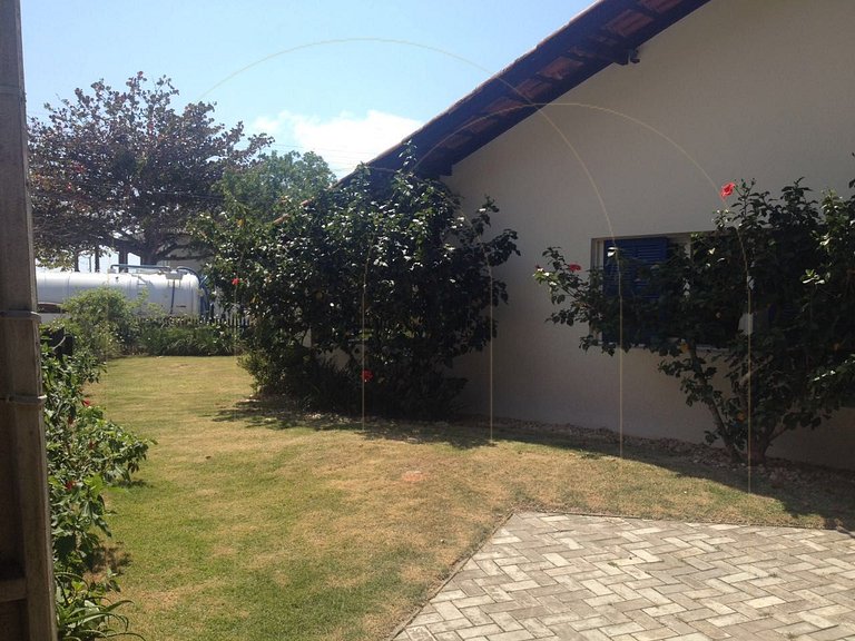 Casa no costão de bombas, 50 metros da praia.