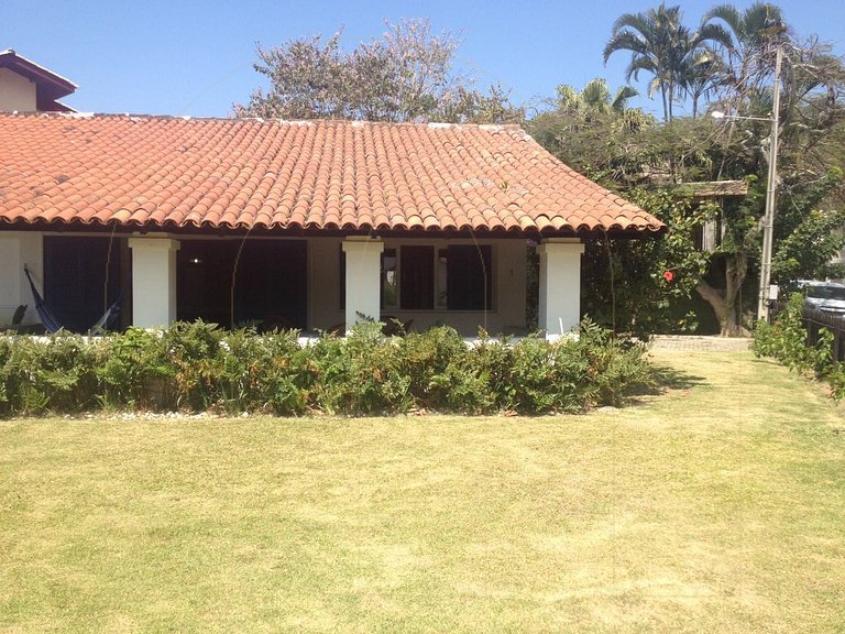 Casa no costão de bombas, 50 metros da praia.