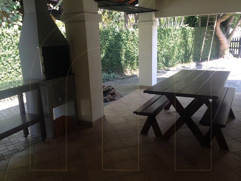 Casa no costão de bombas, 50 metros da praia.