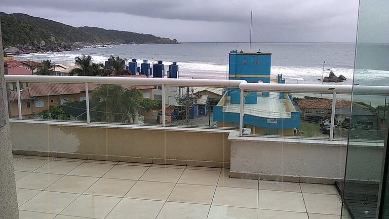 Linda Cobertura com Vista ao Mar na Praia de Bombas!