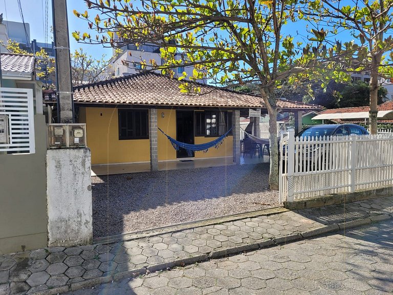 Casa para aluguel em Bombinhas - Bairro Bombas 150m praia