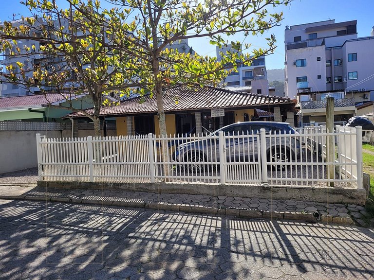 Casa para aluguel em Bombinhas - Bairro Bombas 150m praia