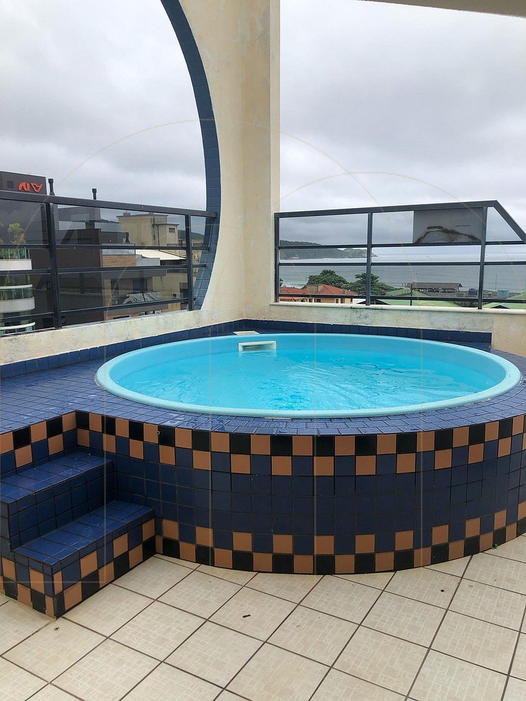 Cobertura Duplex com piscina e vista mar em Bombas