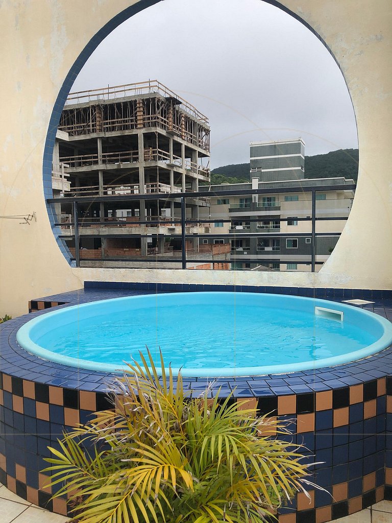 Cobertura Duplex com piscina e vista mar em Bombas