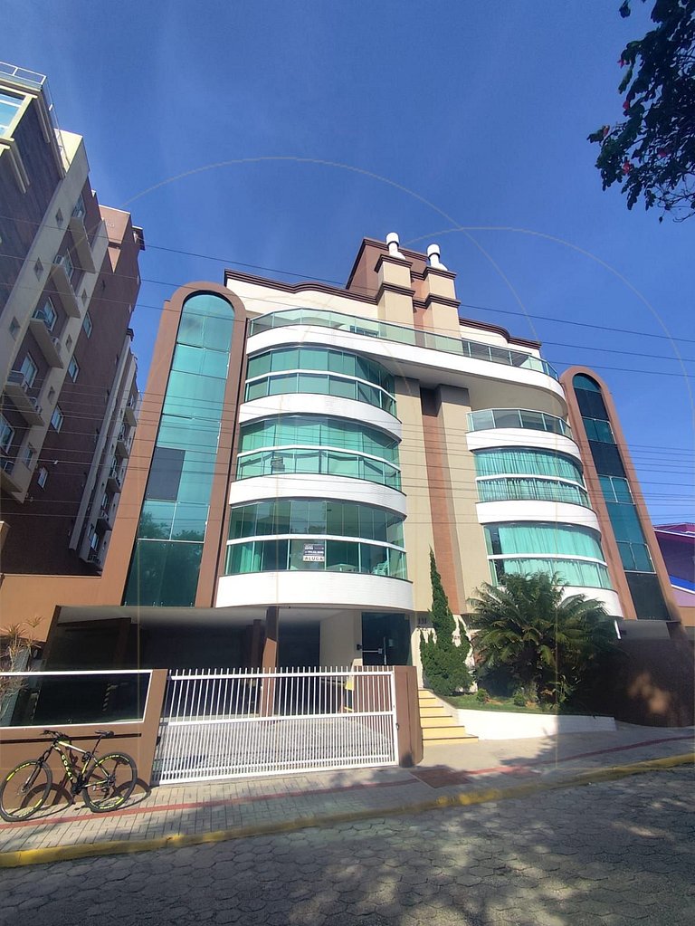 Excelente apto com 3 suítes e vista para o mar de Bombas