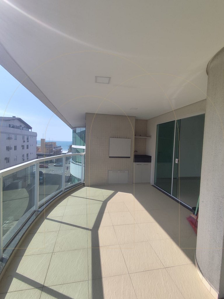Excelente apto com 3 suítes e vista para o mar de Bombas