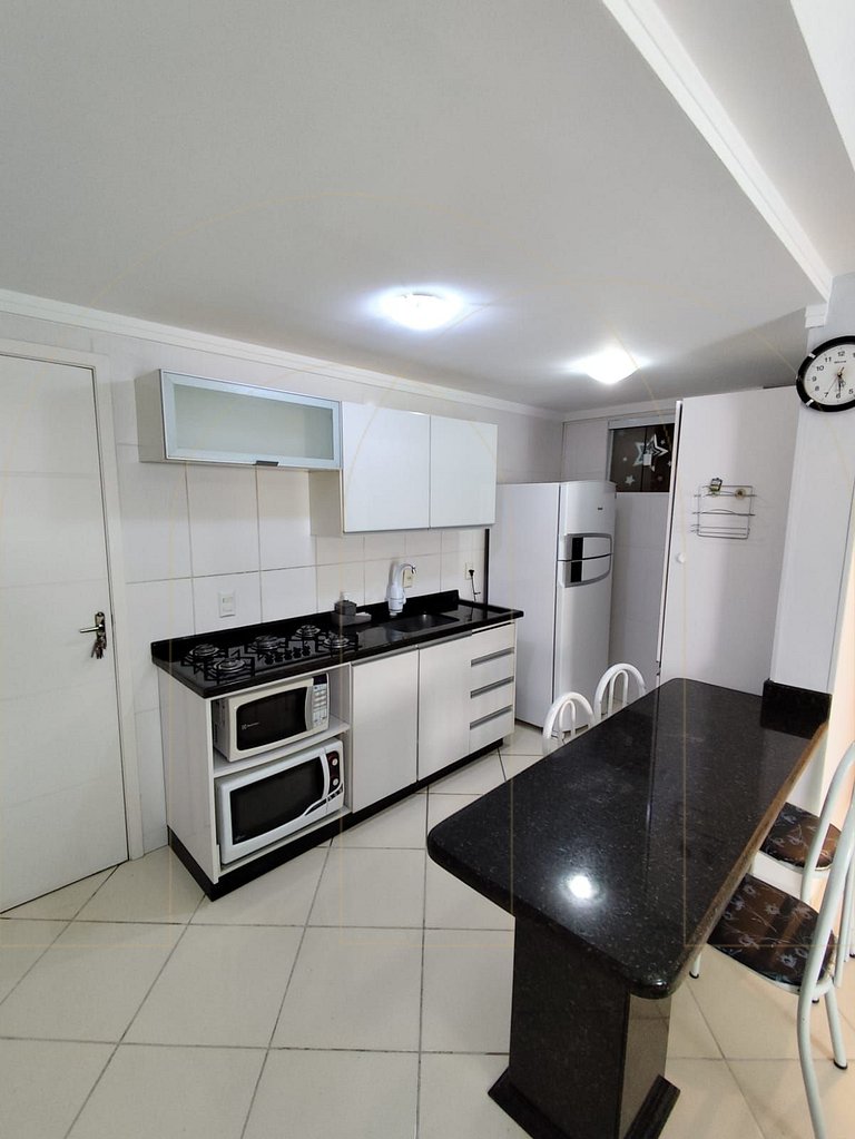 Apto de 2 quartos a 450m da praia de Bombas