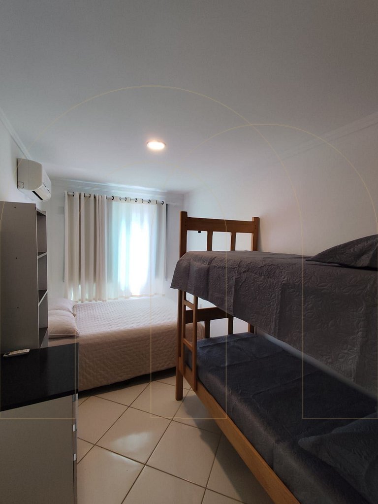 Apto de 2 quartos a 450m da praia de Bombas