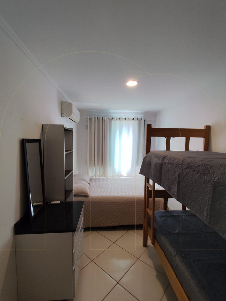 Apto de 2 quartos a 450m da praia de Bombas