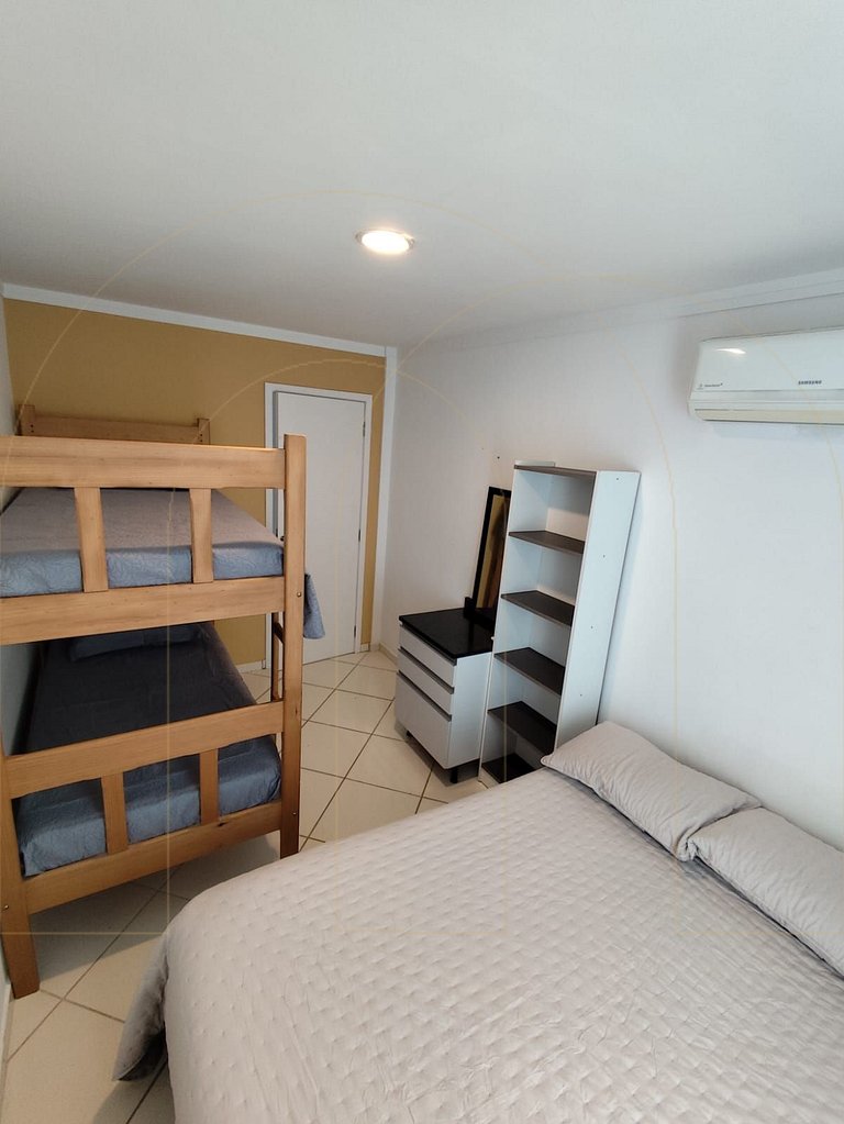 Apto de 2 quartos a 450m da praia de Bombas